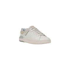 Image 2 : Sneaker Clarks homme blanche à lacets, détail perforations latérales et logo Clarks sur la languette, fond blanc — Delvale