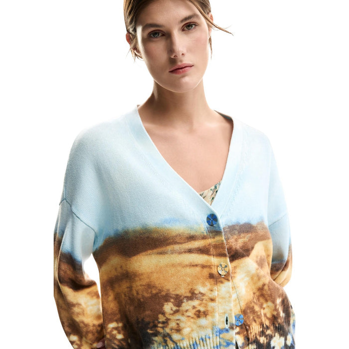 Image 2 : Vue de face du cardigan Desigual femme imprimé paysage, détail des boutons dorés et de l'encolure en V sur fond blanc — Delvale