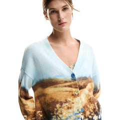 Image 2 : Vue de face du cardigan Desigual femme imprimé paysage, détail des boutons dorés et de l'encolure en V sur fond blanc — Delvale