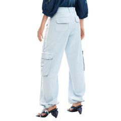 Image 2 : Détail du pantalon Desigual femme bleu azur montrant les poches et la coupe — Delvale
