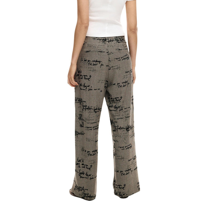 Image 3 : Pantalon Desigual femme gris avec impression, vue d'ensemble du style — Delvale