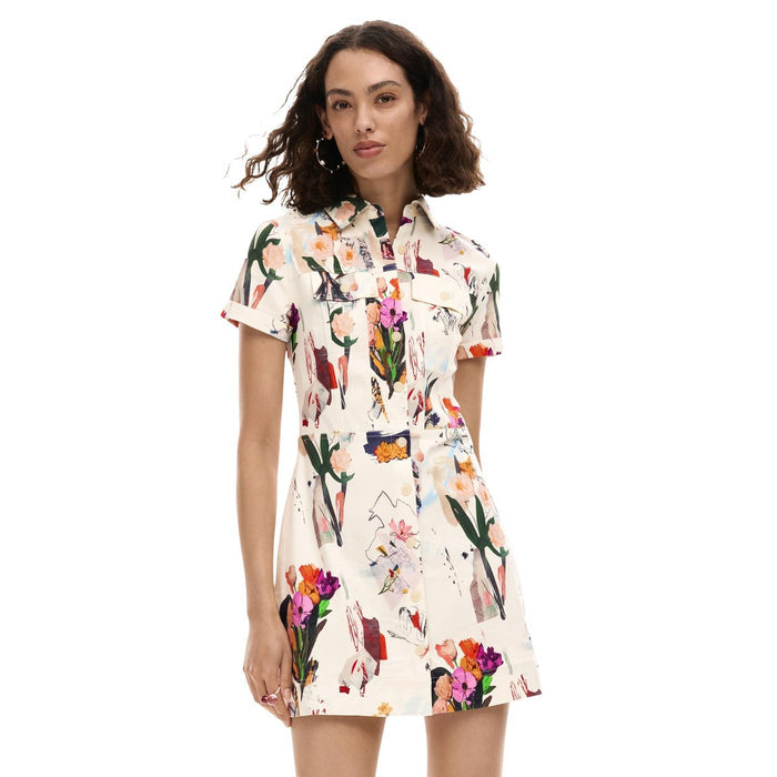 Image 1 : Femme portant la robe chemise Desigual à imprimé floral graphique multicolore sur fond crème, manches courtes et col pointé, vue de face — Delvale