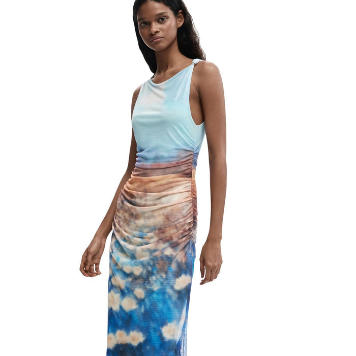 Image 3 : Robe Desigual femme bleu azur portée, coupe sans manches et motifs vibrants — Delvale