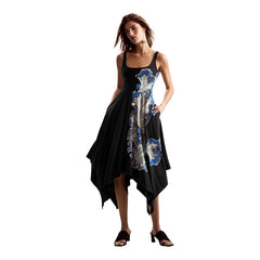 Image 1 : Femme portant la robe Desigual noire à imprimé floral bleu cobalt et coupe mouchoir asymétrique, vue de face — Delvale