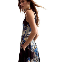 Image 2 : Détail de l'imprimé floral grand format bleu et ivoire sur la robe noire Desigual à jupe évasée — Delvale
