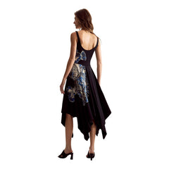 Image 3 : Vue de trois quarts de la robe Desigual noire asymétrique, mettant en valeur la coupe fluide et les pointes tombantes — Delvale