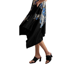 Image 4 : Gros plan sur la jupe mouchoir de la robe Desigual noire avec motif floral signature et mouvement du tissu — Delvale