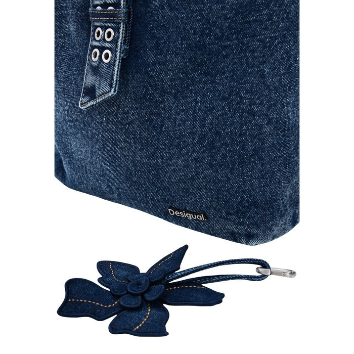 Image 4 : Gros plan sur les œillets argentés et la boucle métal de la sangle du sac Desigual denim — Delvale