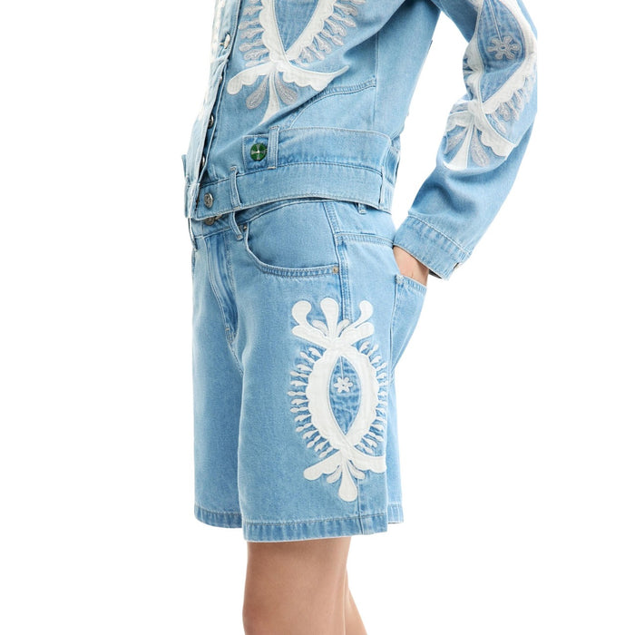 Image 2 : Vue de face du short en jean Desigual femme brodé, coupe ample mi-cuisse, coloris bleu lavé — Delvale