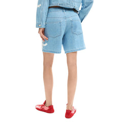 Image 3 : Détail des broderies blanches florales sur le short denim Desigual femme, finition artisanale et logo sur la poche — Delvale