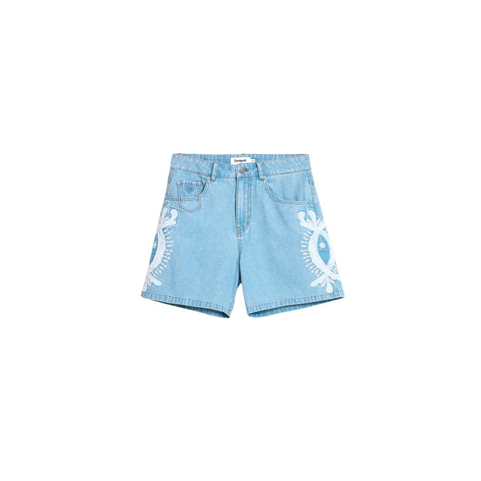 Image 4 : Look complet Desigual femme avec short denim brodé blanc et bleu, associé à une veste en jean et sneakers rouges — Delvale