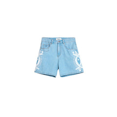 Image 4 : Look complet Desigual femme avec short denim brodé blanc et bleu, associé à une veste en jean et sneakers rouges — Delvale