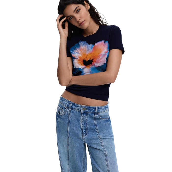Image 2 : Détail du motif floral exclusif sur t-shirt Desigual femme bleu — Delvale