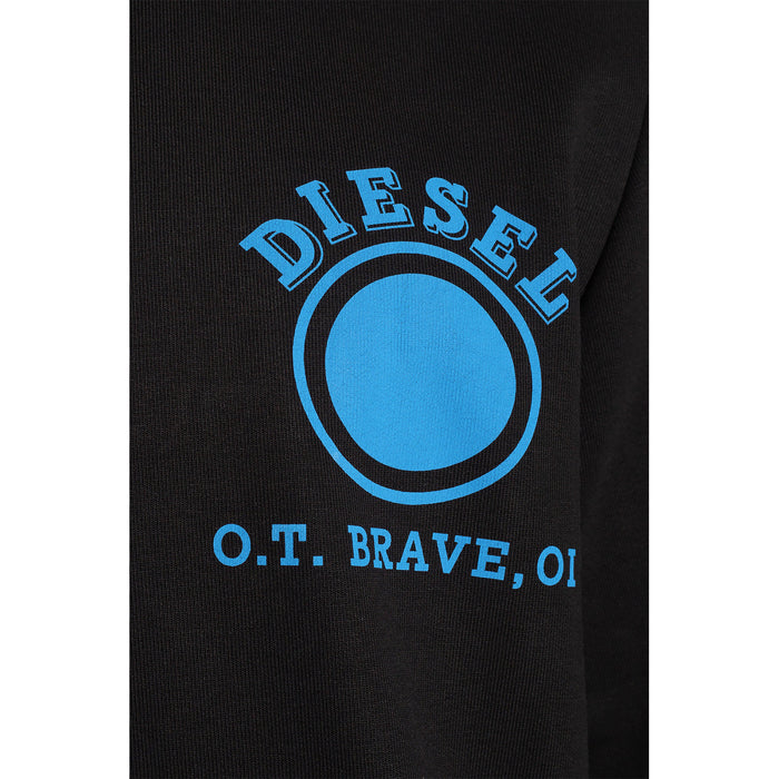 Détail imprimé Diesel O.T. Brave bleu électrique sur molleton noir, cercle bleu cobalt et lettres arquées — Delvale