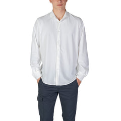 Image 1 : Homme portant la chemise blanche Fashion Brand à col italien, vue de face, sur fond blanc — Delvale