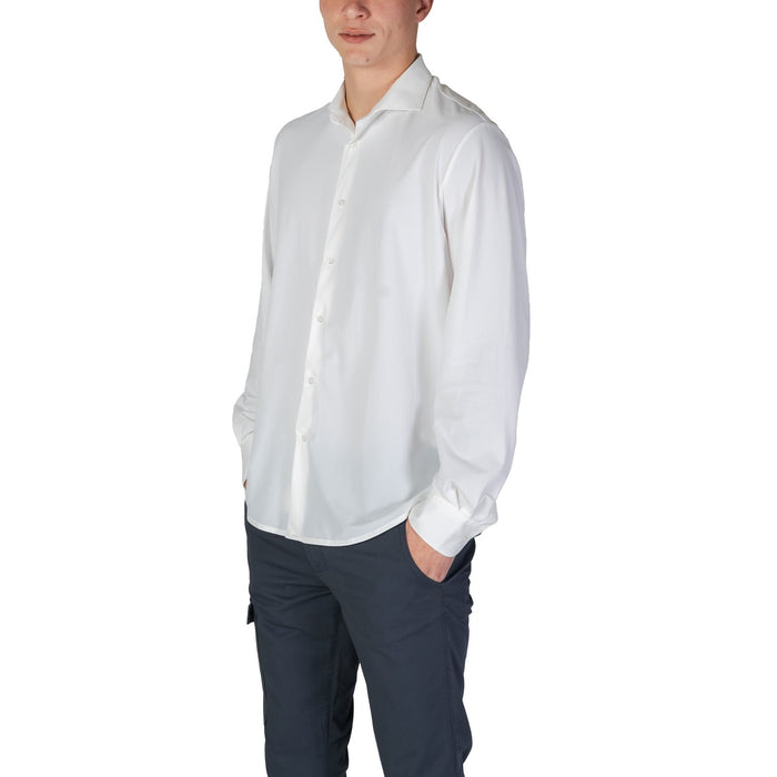 Image 3 : Chemise blanche Fashion Brand portée avec un pantalon cargo marine, look casual chic masculin — Delvale