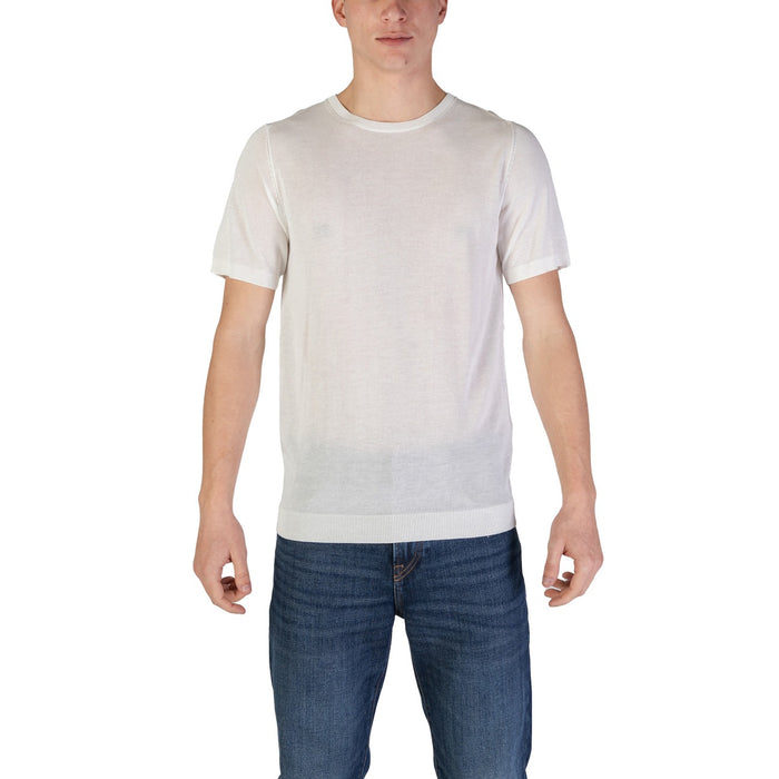 Image 1 : T-shirt maille tricot homme Fashion Brand col rond blanc ivoire, porté avec un jean brut, vue de face — Delvale