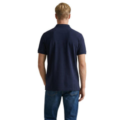 Image 4 : Zoom sur le col et la patte de boutonnage à deux boutons du polo Gant Shield bleu marine — Delvale