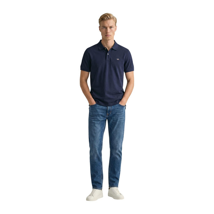 Image 5 : Mannequin masculin portant le polo Gant Shield piqué bleu marine, style casual chic, fond blanc — Delvale