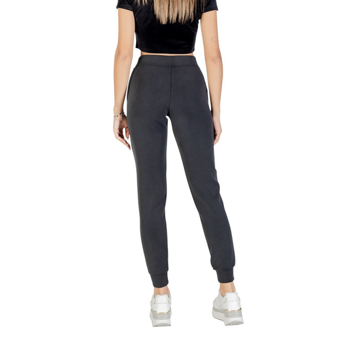 Image 2 : Détail du jogging femme Guess Active gris anthracite montrant la coupe structurée et la finition premium — delvale