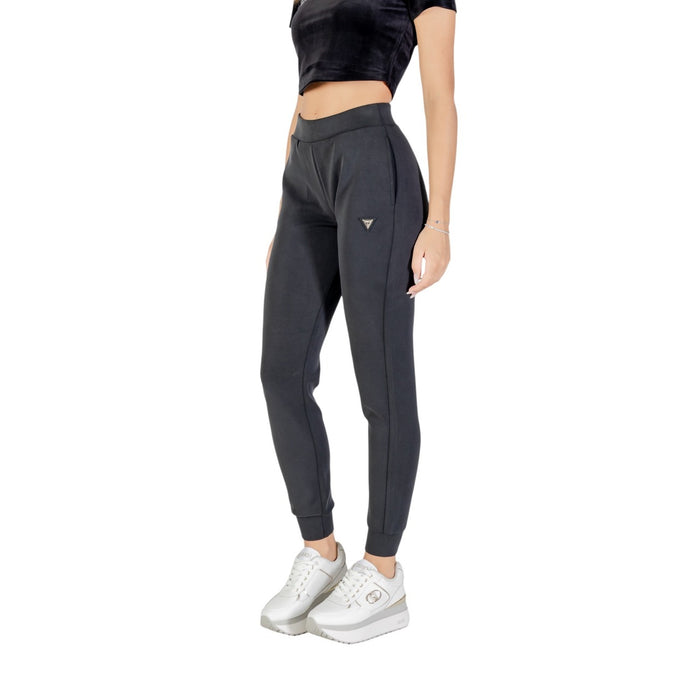 Image 3 : Vue d'ensemble du jogging Guess Active femme gris anthracite avec plaquette triangle dorée et coupe moderne — delvale