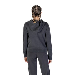 Image 2 : Détail logo triangle doré sur sweat à capuche Guess Active femme gris anthracite — delvale