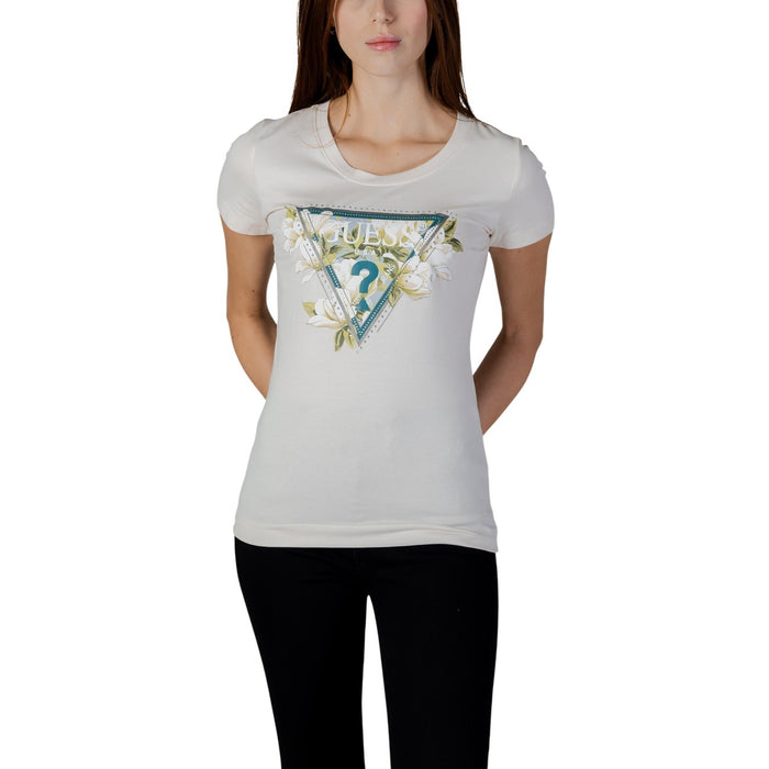 Image 1 : Femme portant un t-shirt blanc Guess à imprimé logo triangle fleuri vert et turquoise, coupe slim manches courtes, fond blanc — Delvale