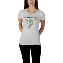 Image 1 : Femme portant un t-shirt blanc Guess à imprimé logo triangle fleuri vert et turquoise, coupe slim manches courtes, fond blanc — Delvale
