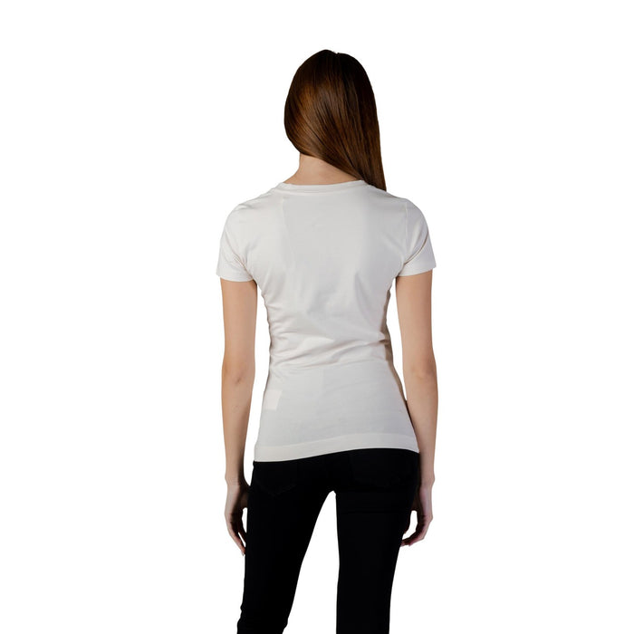 Image 4 : T-shirt Guess femme blanc porté avec pantalon noir, silhouette slim, style casual chic — Delvale