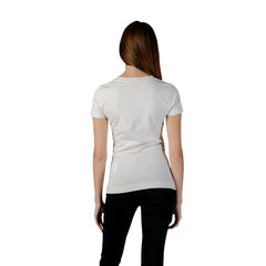 Image 4 : T-shirt Guess femme blanc porté avec pantalon noir, silhouette slim, style casual chic — Delvale