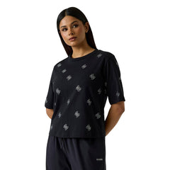 Image 1 : Femme portant un t-shirt Guess noir à manches courtes orné de logos 4G en strass scintillants all-over, vue de trois quarts — Delvale