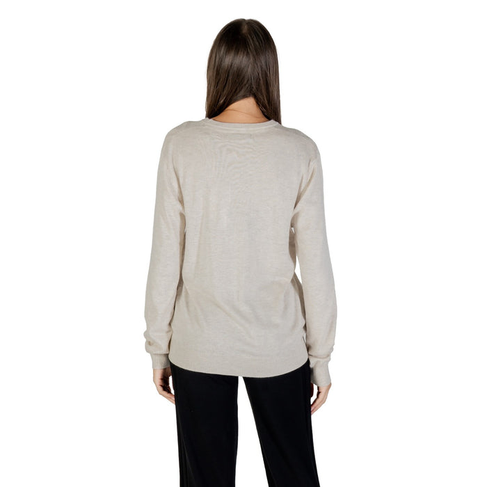 Image 2 : Détail pull Guess beige femme coupe ajustée col rond élégant — delvale