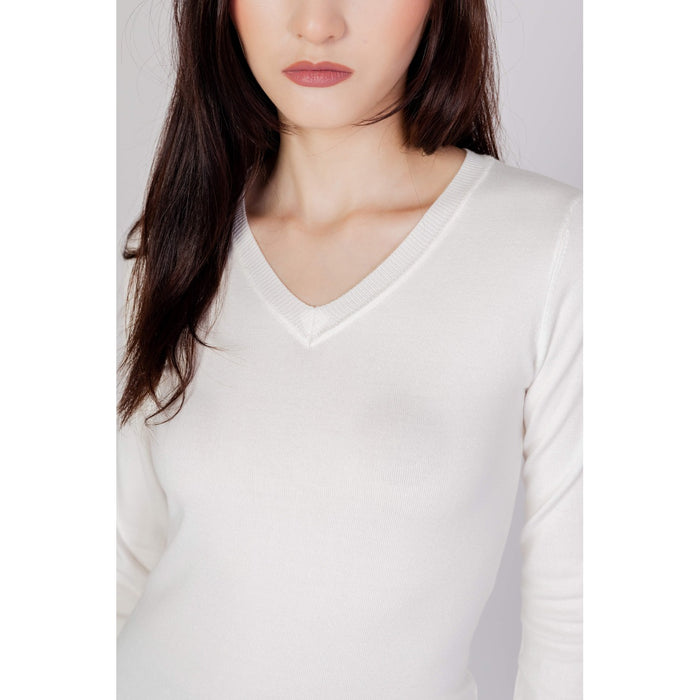 Image 3 : Vue d'ensemble du pull Guess blanc femme, coupe féminine et raffinée — Delvale