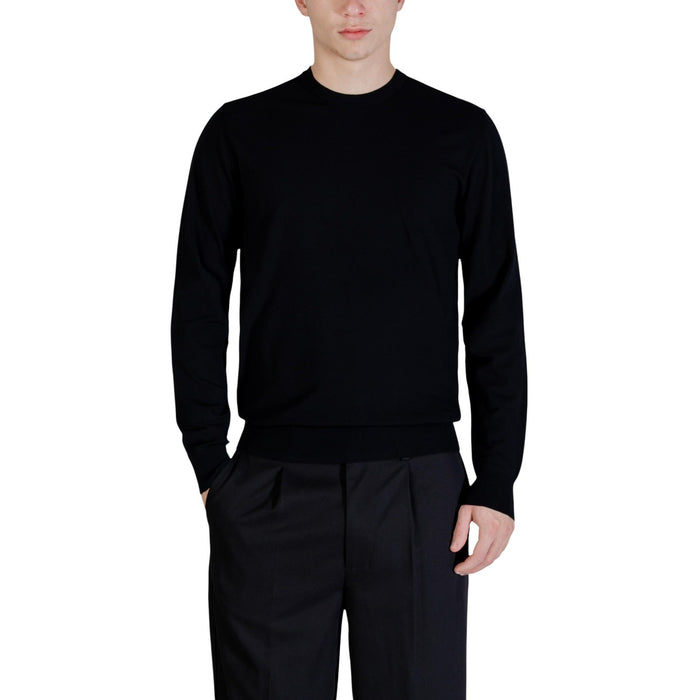 Image 1 : Pull homme Guess col rond en tricot fin noir, vue de face portée par un mannequin — Delvale