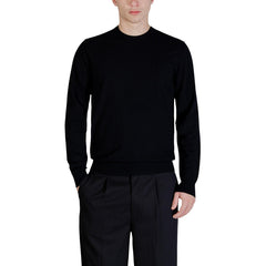 Image 1 : Pull homme Guess col rond en tricot fin noir, vue de face portée par un mannequin — Delvale