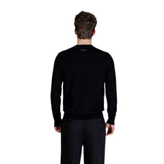 Image 3 : Pull Guess homme noir manches longues, vue trois quarts, associé à un pantalon noir — Delvale