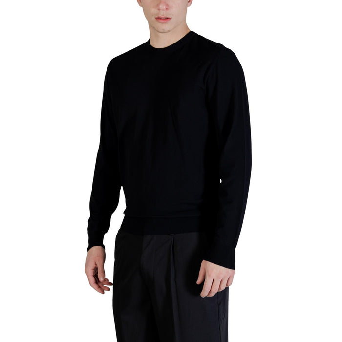 Image 4 : Tricot homme Guess noir coupe classique, détail finitions bord-côte aux poignets — Delvale