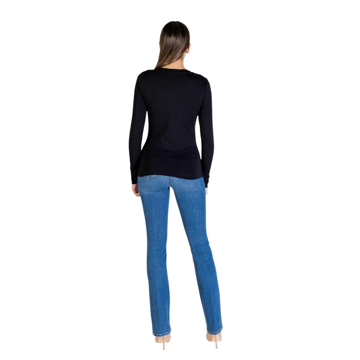 Image 5 : Silhouette complète femme portant le t-shirt Guess noir logo triangle avec jean slim bleu — Delvale