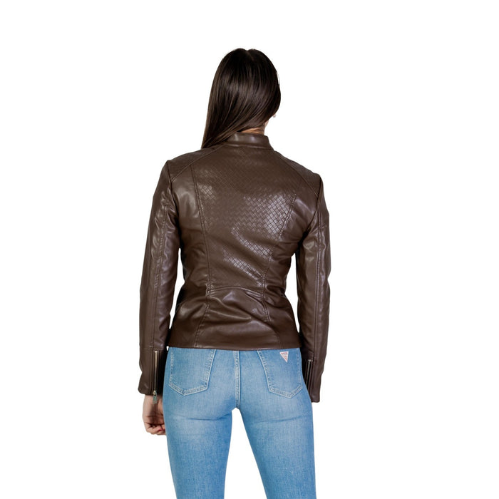 Image 3 : Veste Guess femme marron portée, style urbain contemporain — delvale
