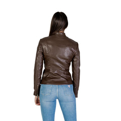 Image 3 : Veste Guess femme marron portée, style urbain contemporain — delvale