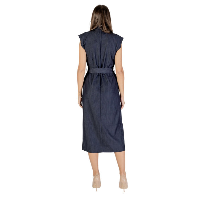 Image 2 : Détail robe Ichi bleue avec fermeture boutonnée et revers — delvale