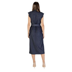Image 2 : Détail robe Ichi bleue avec fermeture boutonnée et revers — delvale