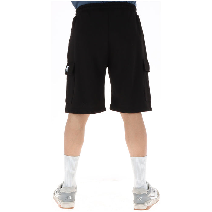 Image 2 : Vue de face du bermuda cargo Icon homme noir, logo contrasté sur la cuisse gauche, coupe droite longueur genou — Delvale