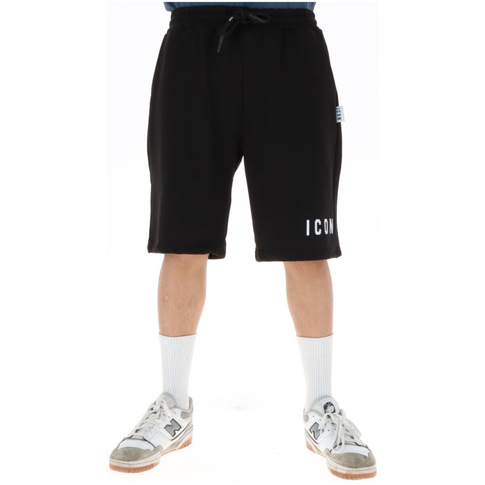 Image 1 : Bermuda jogging Icon homme noir avec logo ICON imprimé blanc sur la jambe droite, porté avec des sneakers New Balance blanches — Delvale