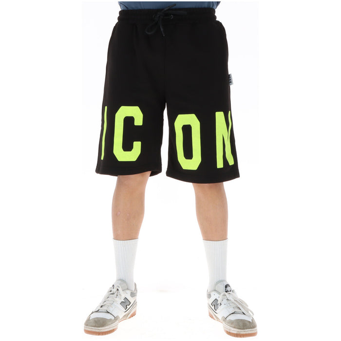 Image 4 : Short Icon homme blanc logo oversize noir, porté avec chaussettes blanches et baskets, style casual urbain — Delvale