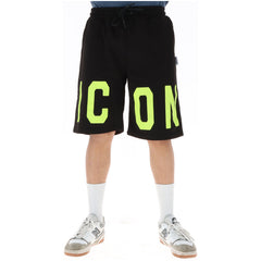 Image 4 : Short Icon homme blanc logo oversize noir, porté avec chaussettes blanches et baskets, style casual urbain — Delvale