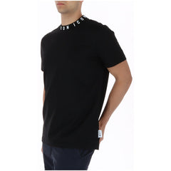 Image 3 : Détail du col rond du t-shirt Icon homme avec broderie logo ICON en lettres blanches sur fond noir — Delvale