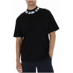 Image 1 : T-shirt homme Icon noir à manches courtes avec logo imprimé en répétition sur le col rond, porté par un homme sur fond blanc — Delvale