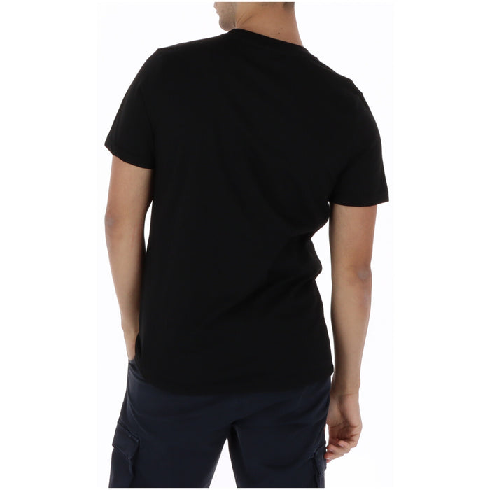 Image 2 : Détail du logo ICON imprimé en grand format sur t-shirt noir manches courtes, encolure ronde — Delvale