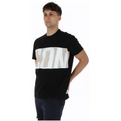 Image 3 : Détail de l'imprimé graphique logo sur le t-shirt Icon homme noir, lettrage audacieux blanc et beige — Delvale
